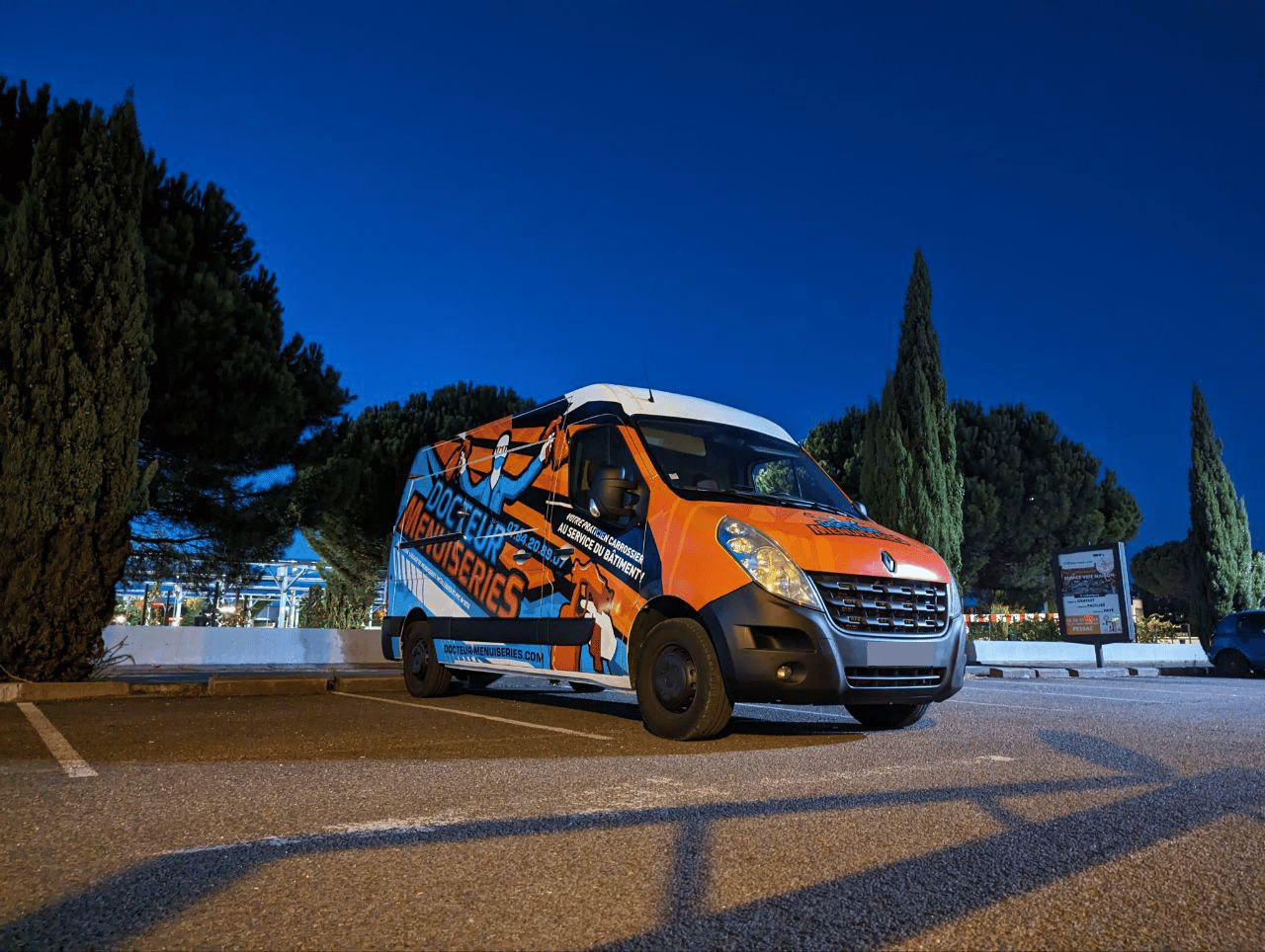 Camion-atelier de l'entreprise Docteur Menuiseries.