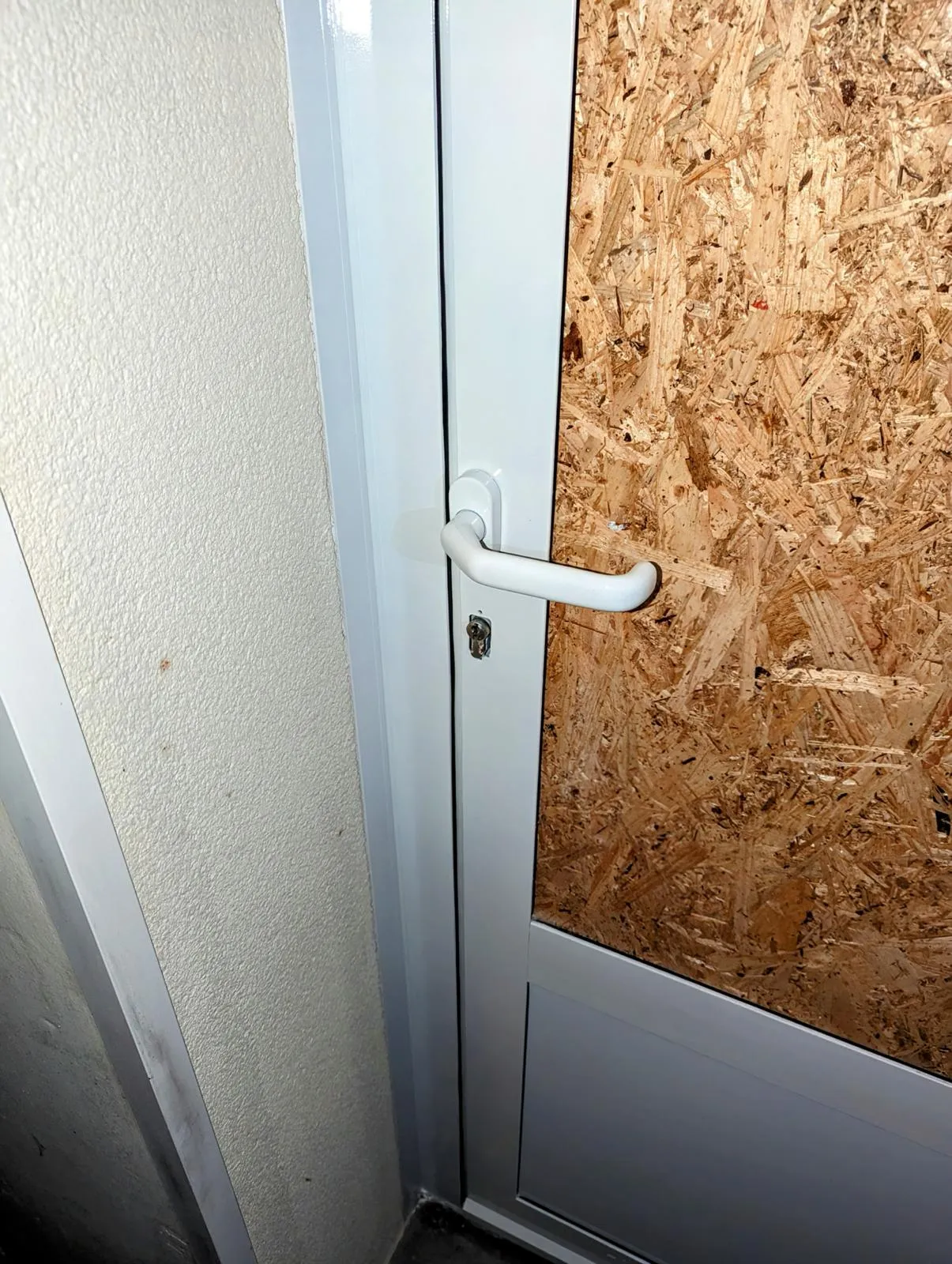 Après-intervention dégradation au pied de biche sur porte.