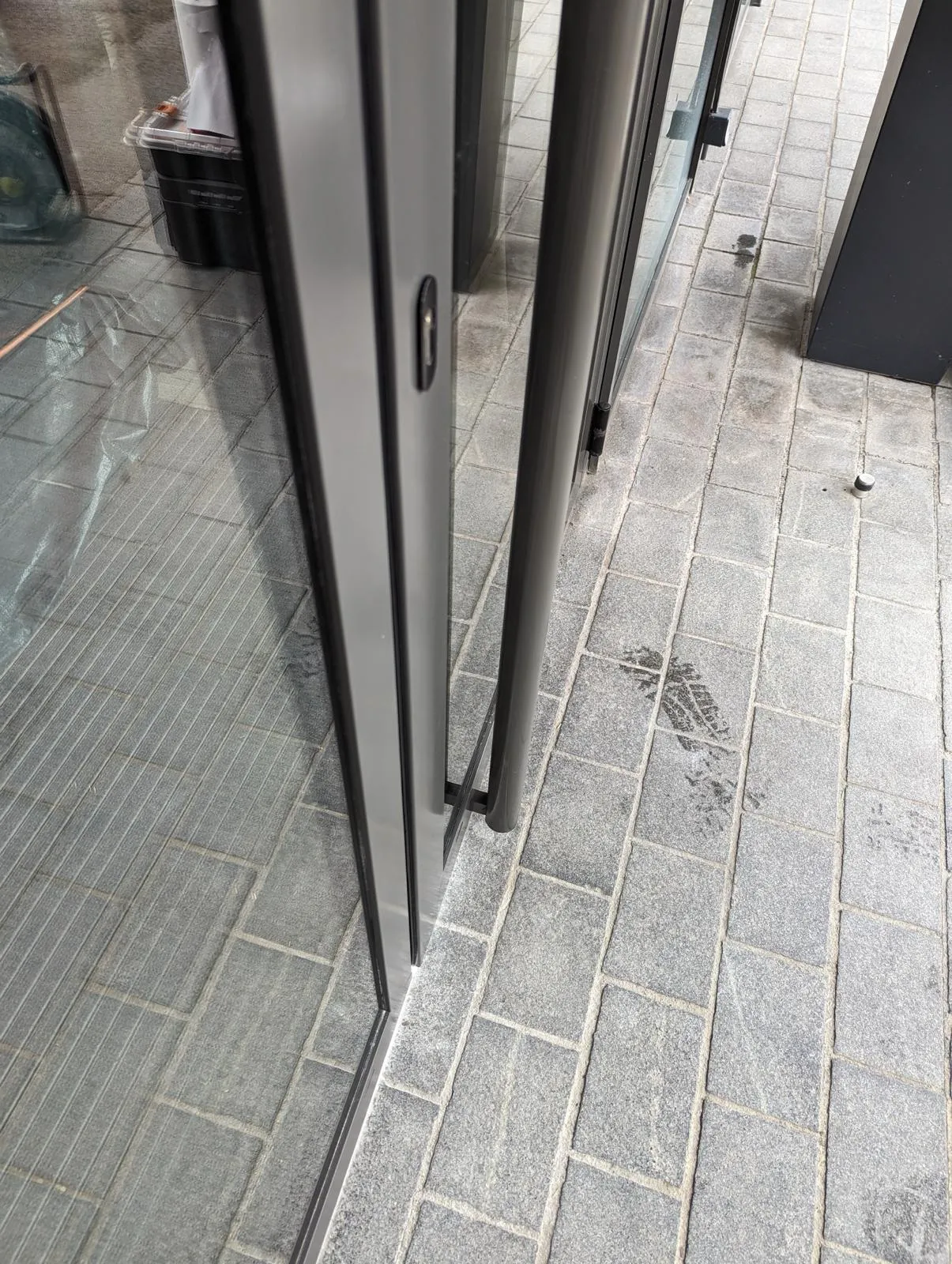 Après-intervention dégradation sur porte vitrée.