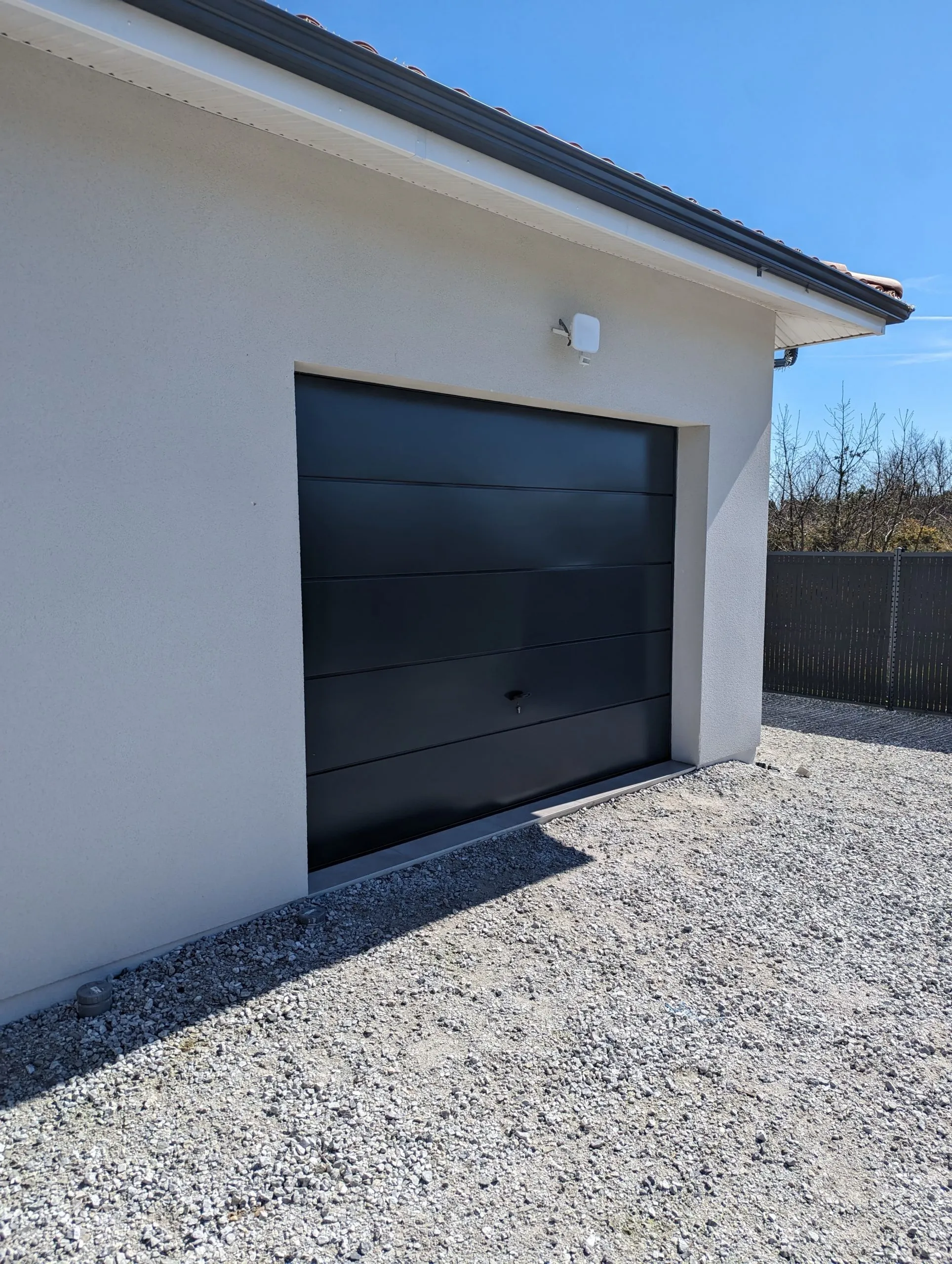 Après-intervention porte de garage de maison.