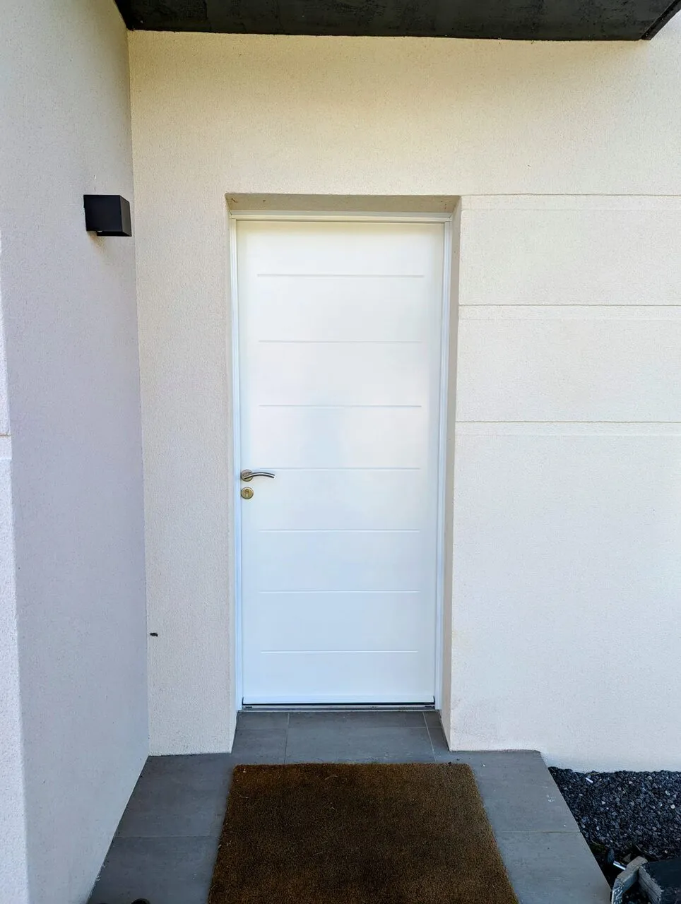 Après-intervention porte d'entrée maison.