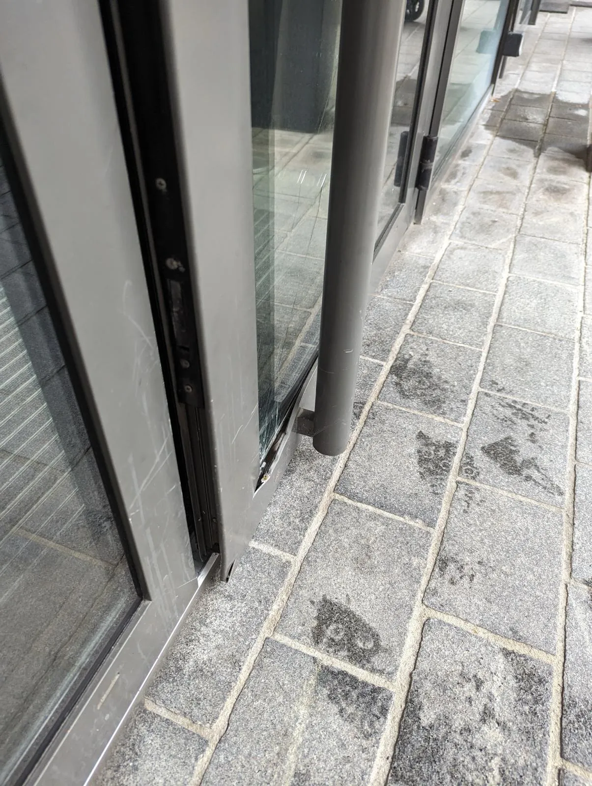 Avant-intervention dégradation sur porte vitrée.