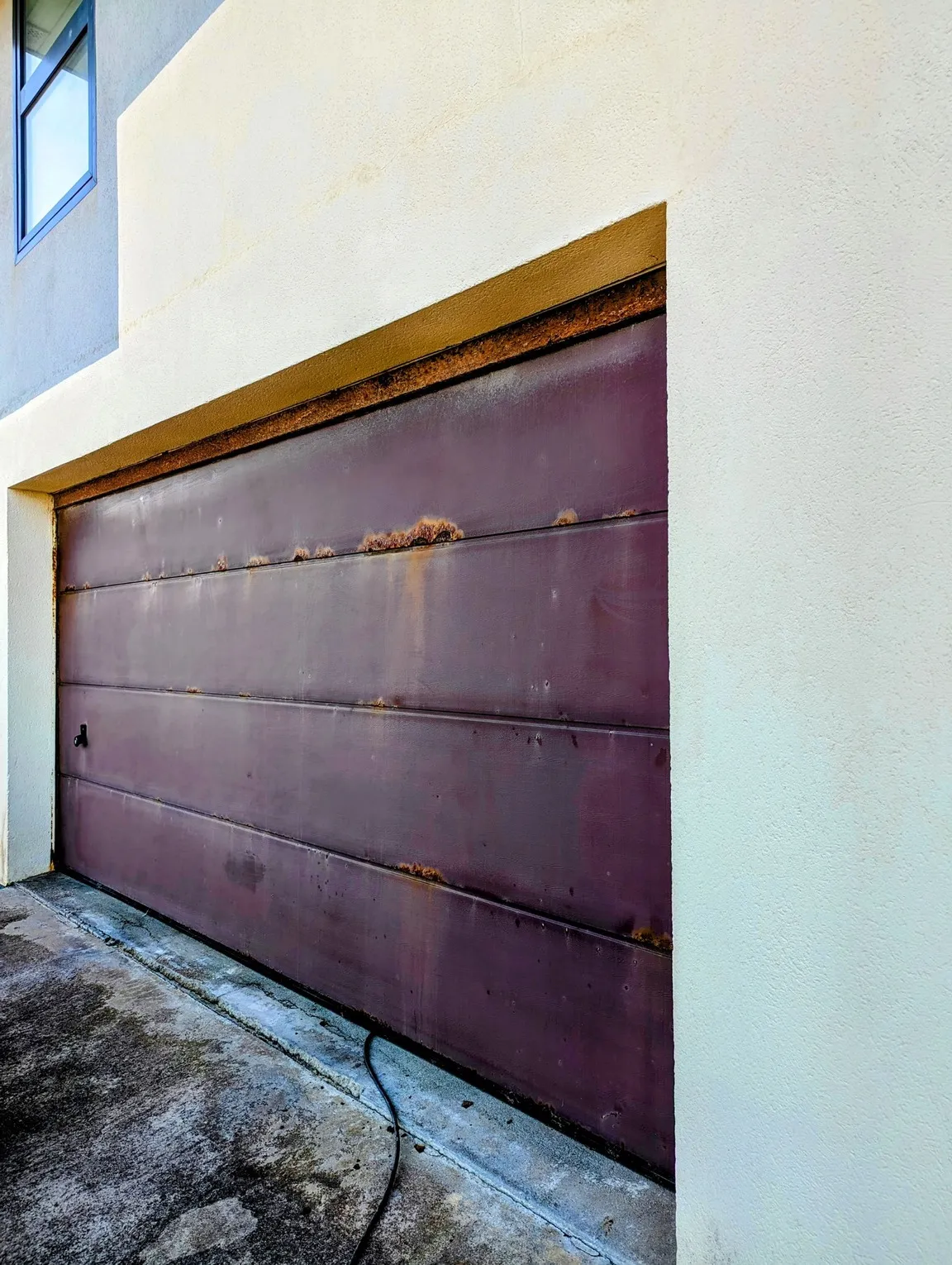 Avant-intervention porte de garage.