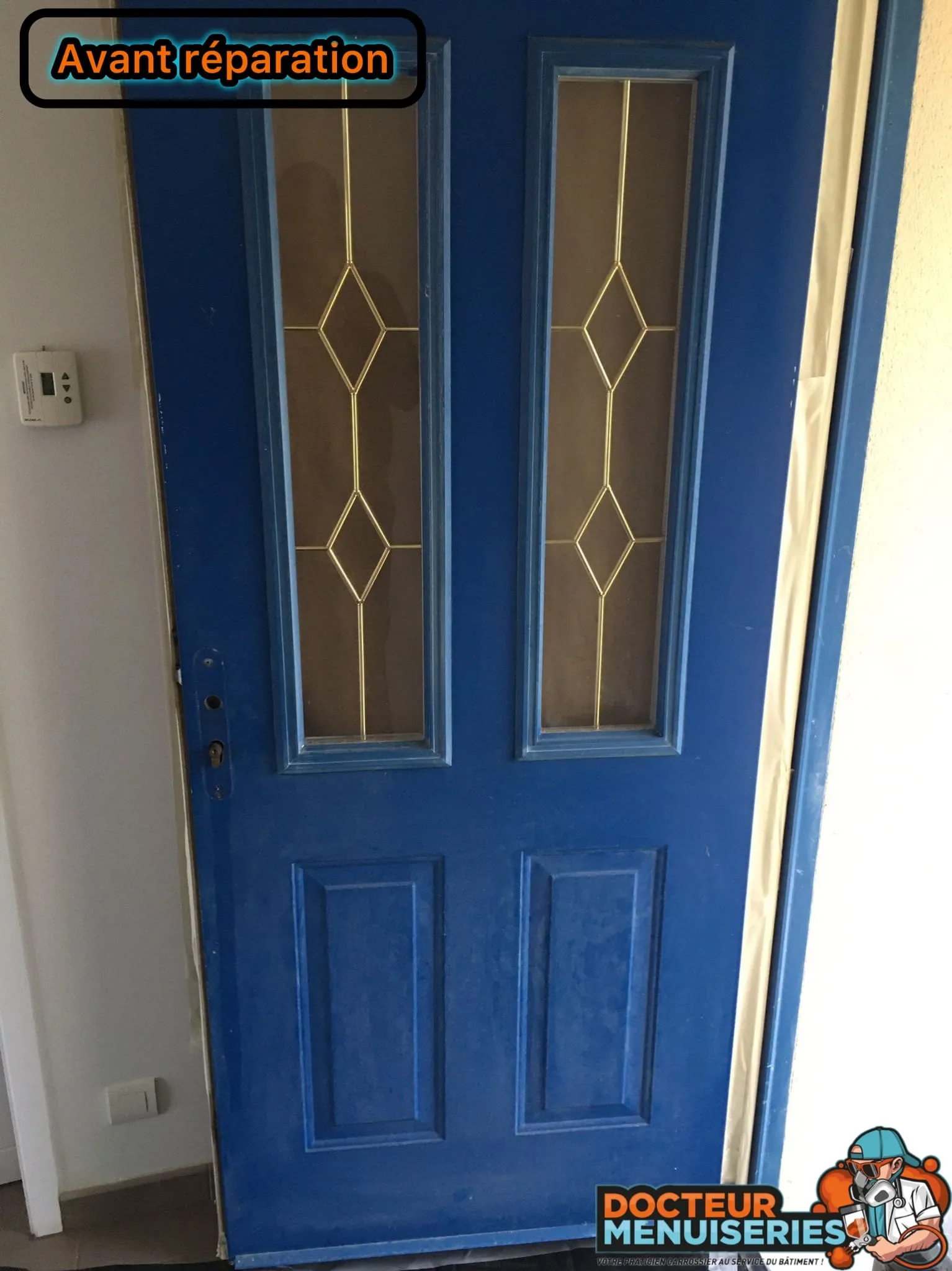Avant-intervention porte d'entrée en bois de maison.