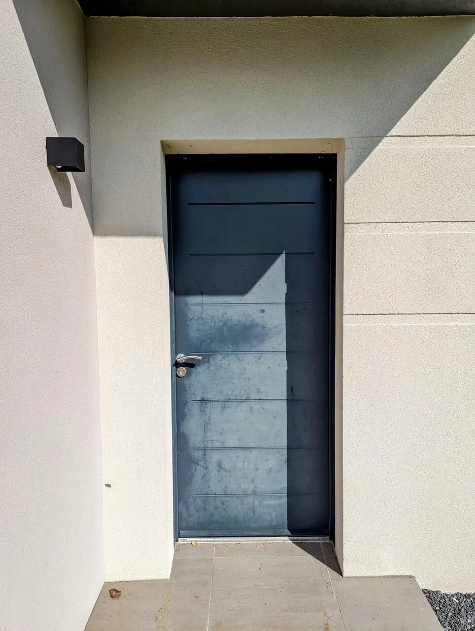 Avant-intervention porte d'entrée maison.