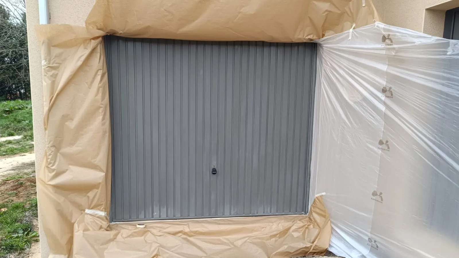 Avant-intervention sur porte de garage.