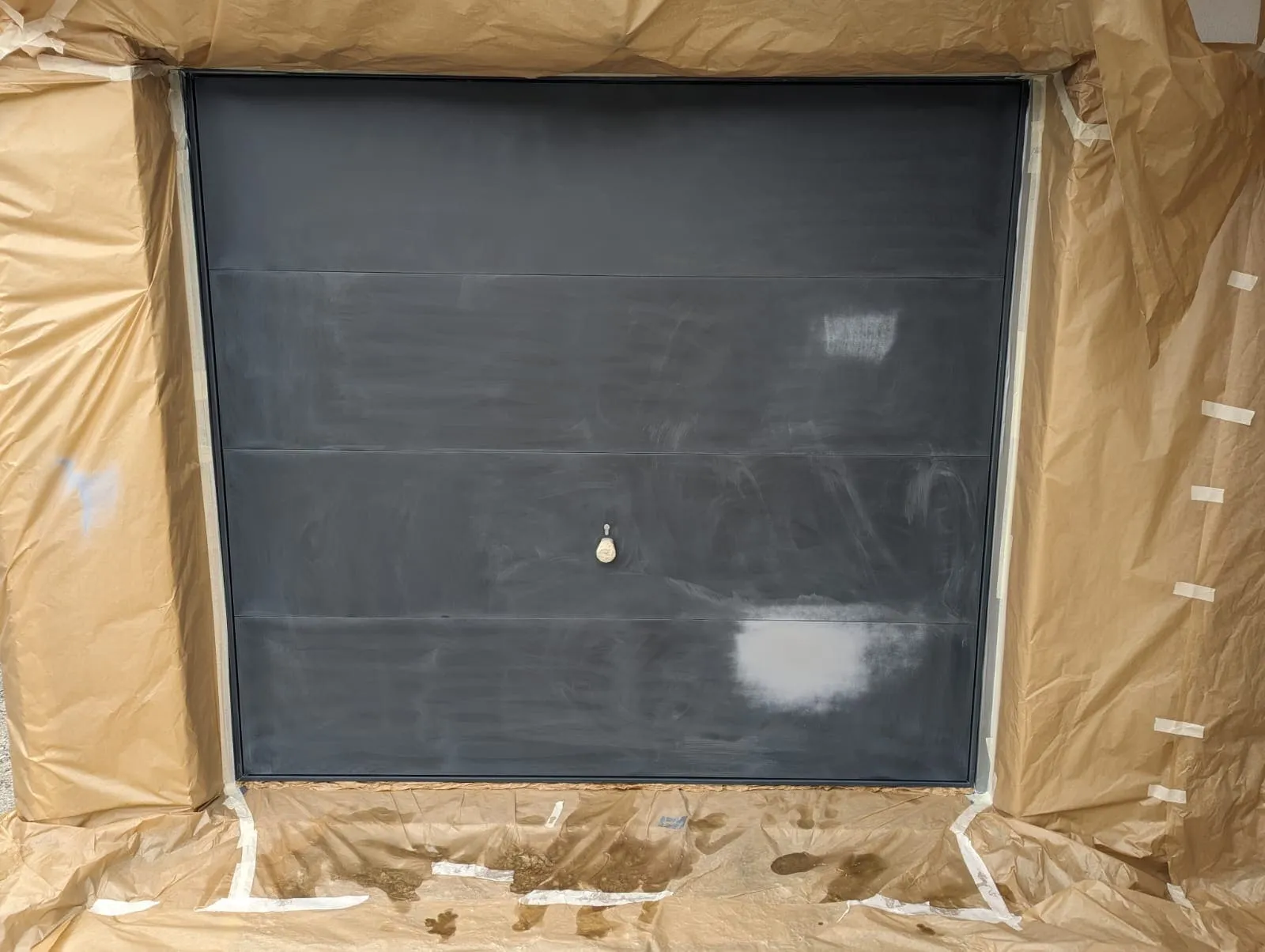 Avant-intervention sur porte de garage.