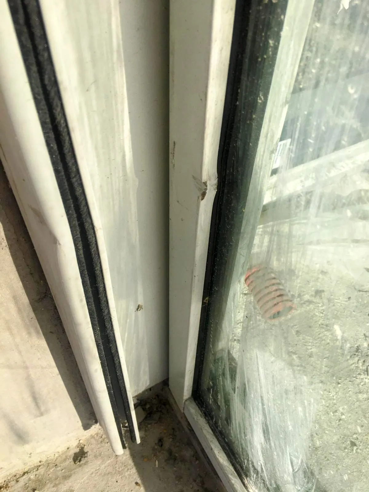 Avant-intervention sur porte vitrée.
